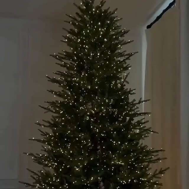 Juletre med varmhvit mikro-LED-belysning