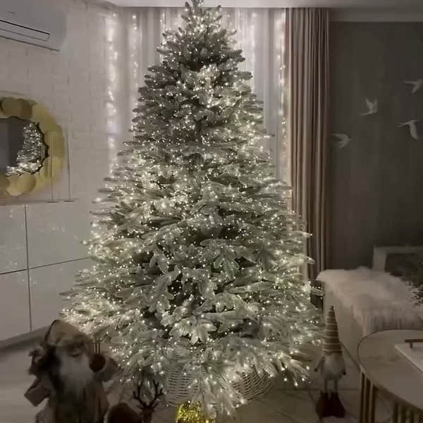 Juletre fullt av varmhvitt lys